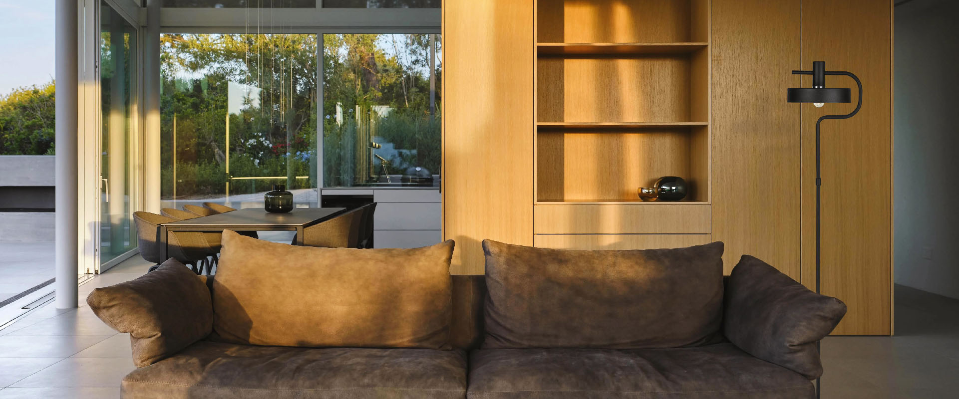 بنر آباژور ایستاده مدرن نوترون